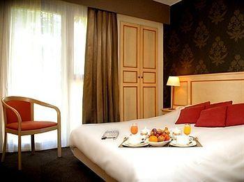 Le Relais Fleuri, Hotel Et Restaurant Logis - Avallon Sauvigny-le-Bois Zewnętrze zdjęcie