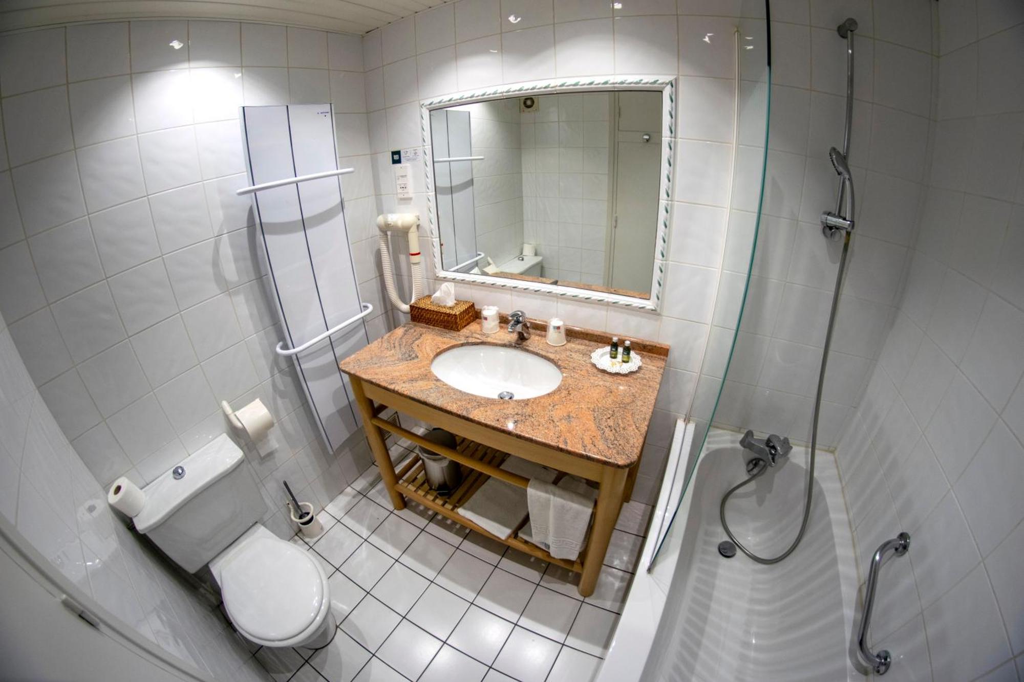 Le Relais Fleuri, Hotel Et Restaurant Logis - Avallon Sauvigny-le-Bois Zewnętrze zdjęcie